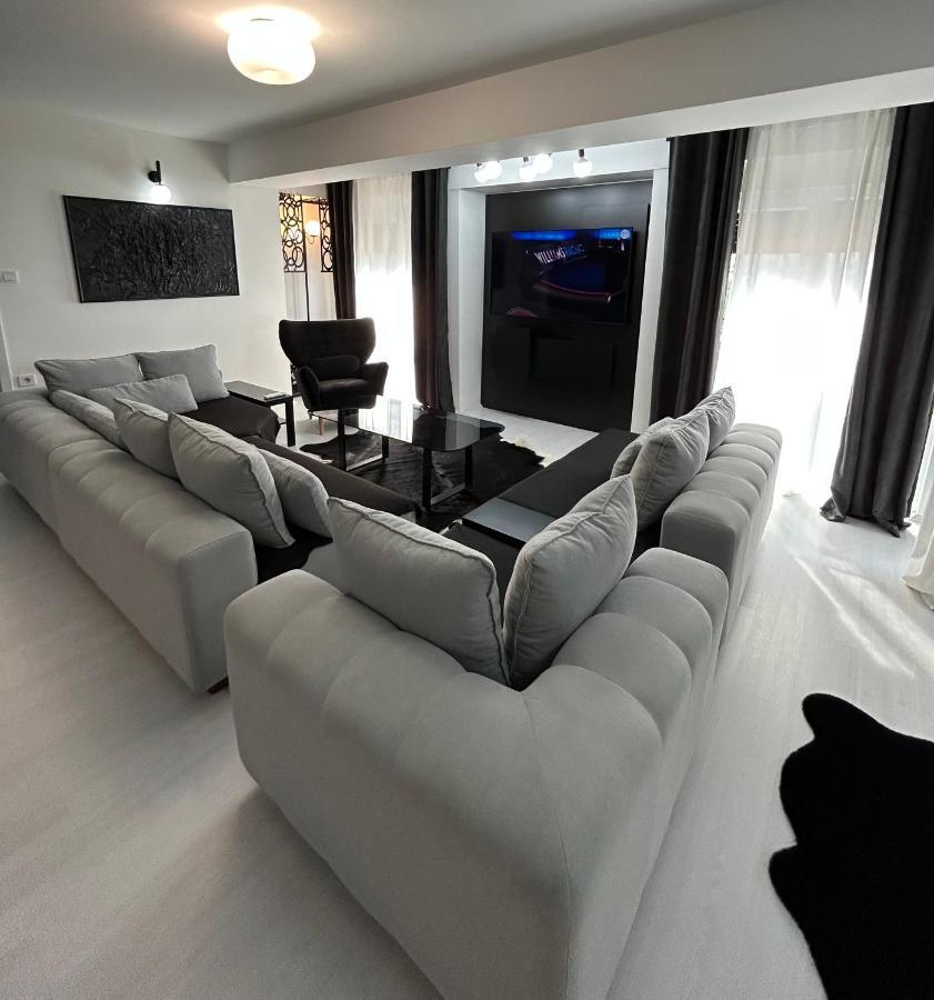 Sandev Apartments Black&White Stip Bagian luar foto