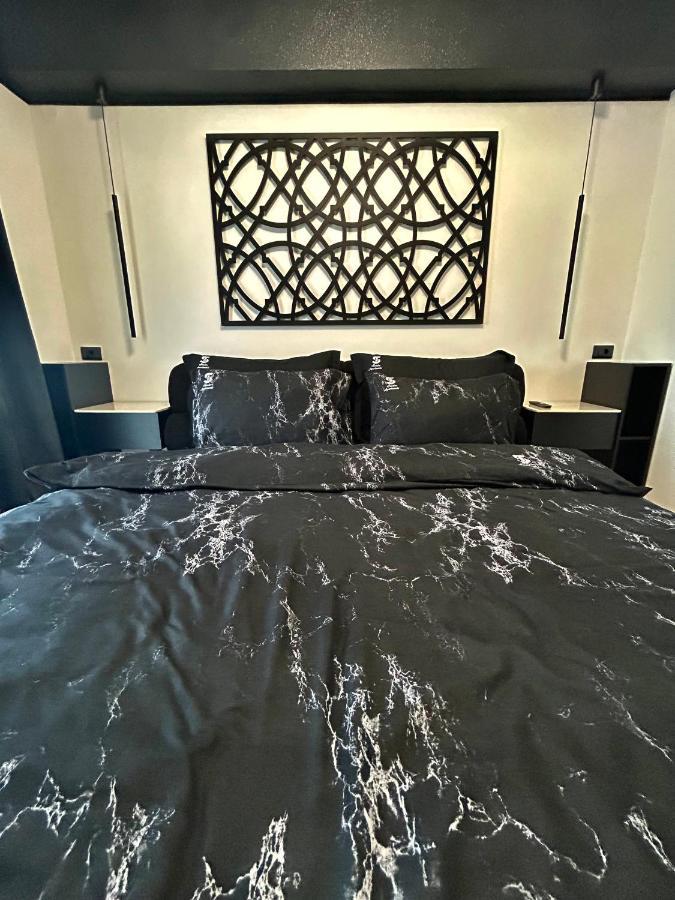 Sandev Apartments Black&White Stip Bagian luar foto