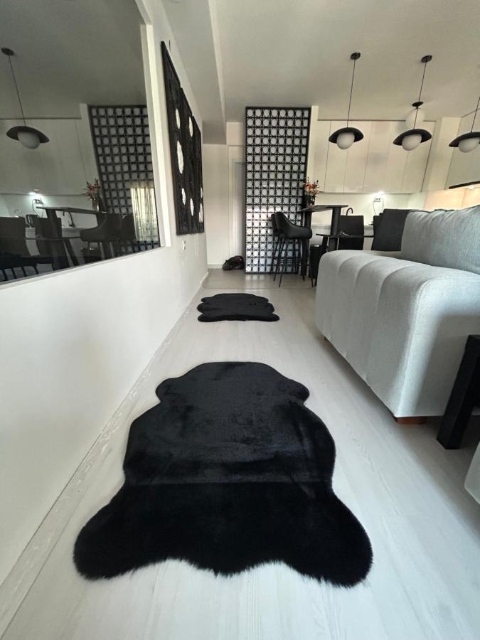 Sandev Apartments Black&White Stip Bagian luar foto