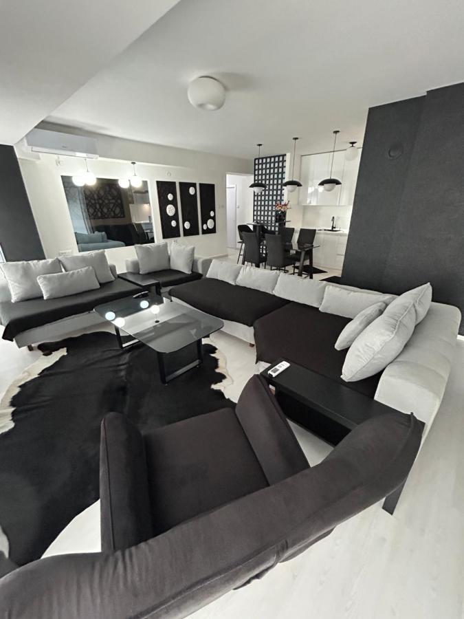 Sandev Apartments Black&White Stip Bagian luar foto