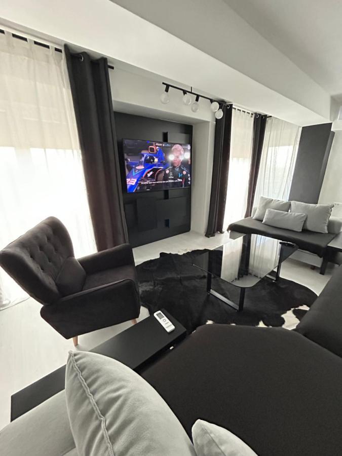 Sandev Apartments Black&White Stip Bagian luar foto