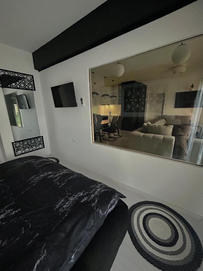 Sandev Apartments Black&White Stip Bagian luar foto