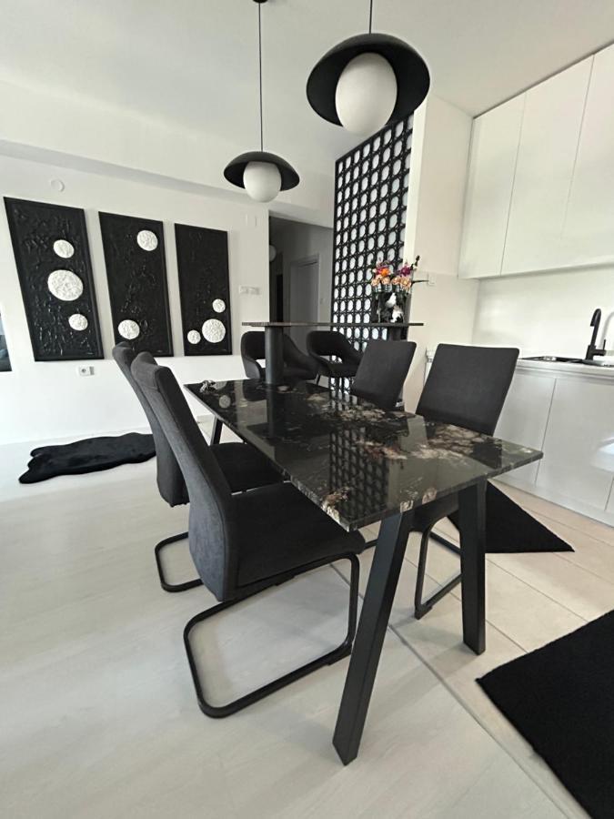 Sandev Apartments Black&White Stip Bagian luar foto