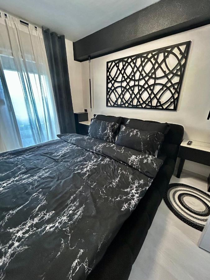 Sandev Apartments Black&White Stip Bagian luar foto